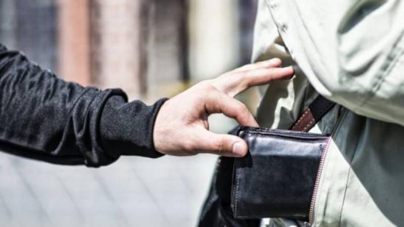 موظف بشركة مرموقة يسرق لتمويل رحلاته الفاخرة