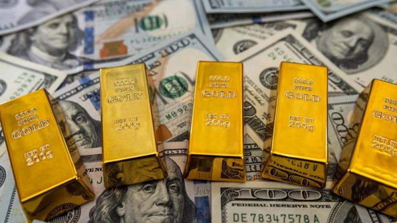 الدولار ينتعش بقوة.. وأسعار الذهب عالمياً تتراجع وسط تردد المستثمرين