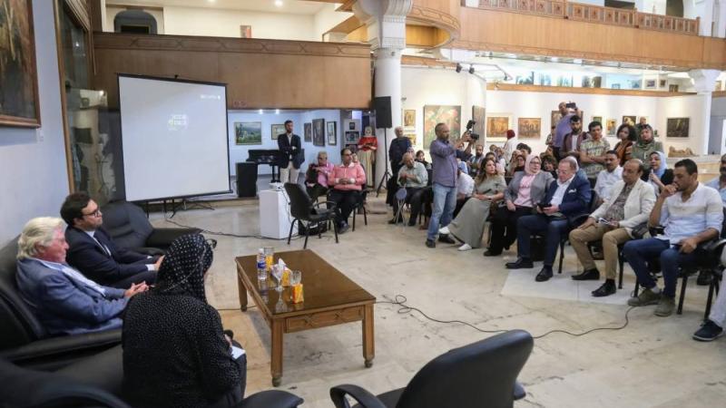 «الثقافة المصرية» تجمع الفن التشكيلي والسينما في معرض