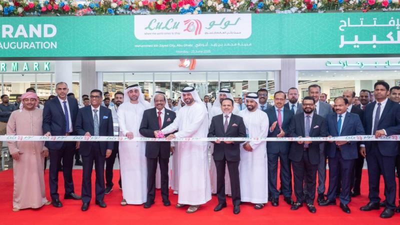 خلال افتتاح «الهايبرماركت»