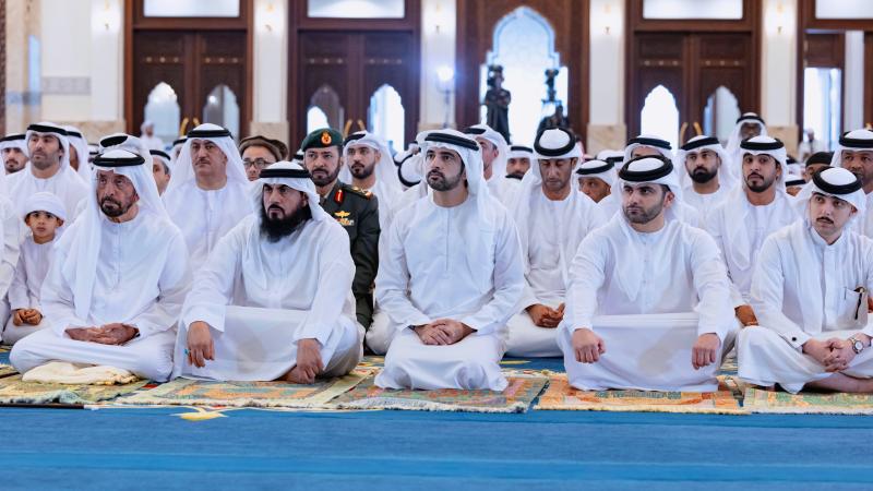 حمدان بن محمد يؤدي صلاة عيد الأضحى بمسجد زعبيل في دبي