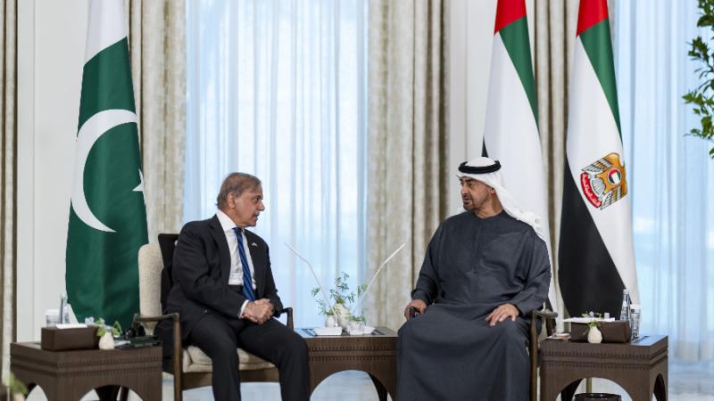 محمد بن زايد ورئيس وزراء باكستان يبحثان علاقات التعاون والتطورات الإقليمية