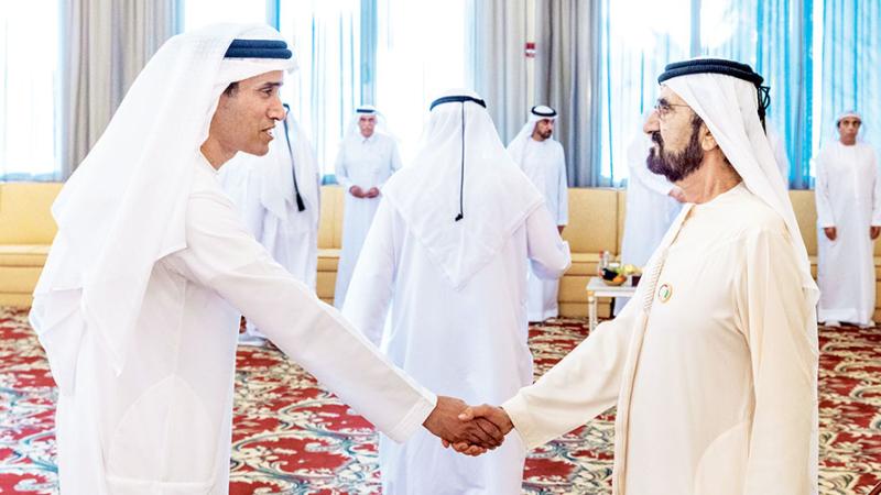 محمد بن راشد يصافح عبدالله البسطي