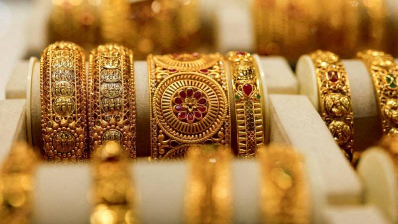 أساور ذهبية في متجر مجوهرات في مومباي، الهند (رويترز)