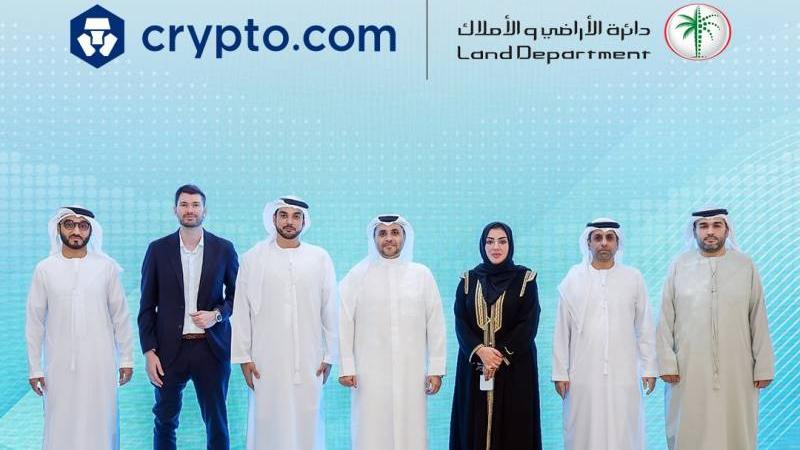 عمرو بوشهاب يتوسط مسؤولي الدائرة والشركة