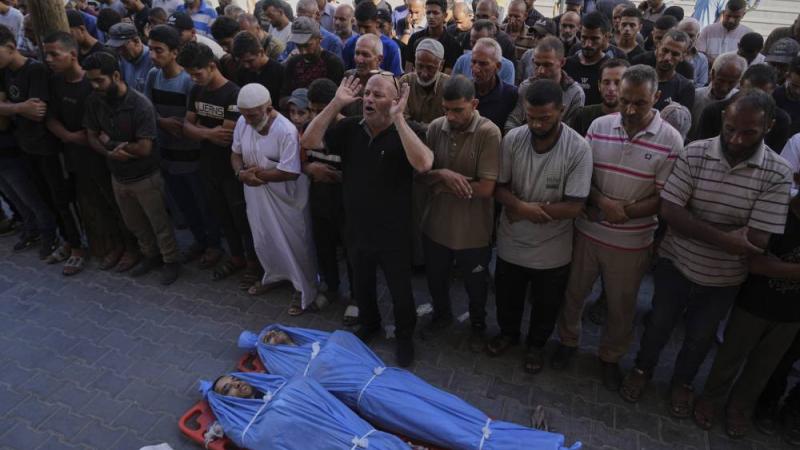 صلاة الجنازة على ضحايا الحرب في غزة (أ ب)