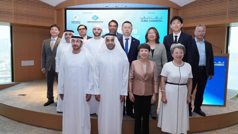 آل صالح ولوتاه والمسؤولون من الطرفين خلال الملتقى