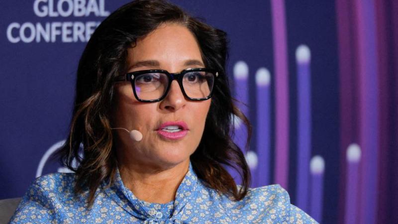 ليندا ياكارينو خلال المؤتمر العالمي لمعهد ميلكن 2025 في بيفرلي هيلز (رويترز)