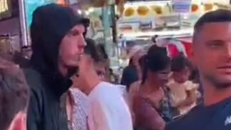 بالمر يمر بسكوتر في تايم سكوير