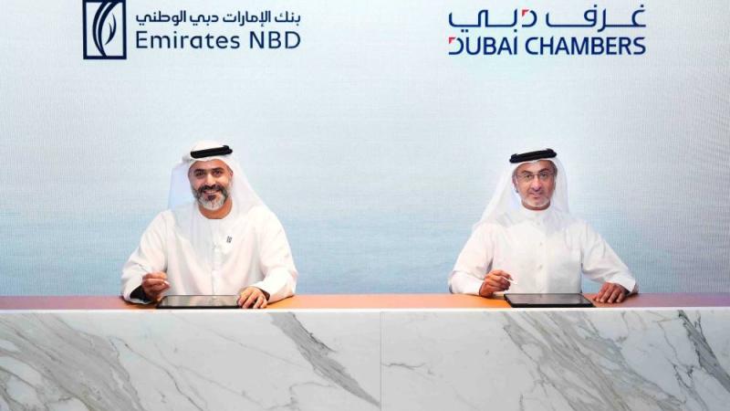 الجروان والبستكي خلال توقيعهما الاتفاقية