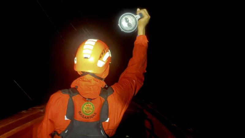إنقاذ 11 شخصاً سبحوا ساعات بعد غرق قاربهم قبالة مينتاواي الإندونيسية