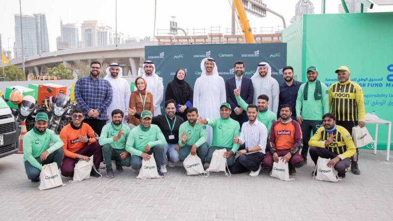 بن طوق مع عدد من سائقي التوصيل