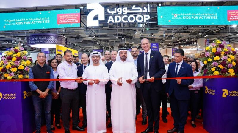 الشامسي يفتتح الفرع الجديد