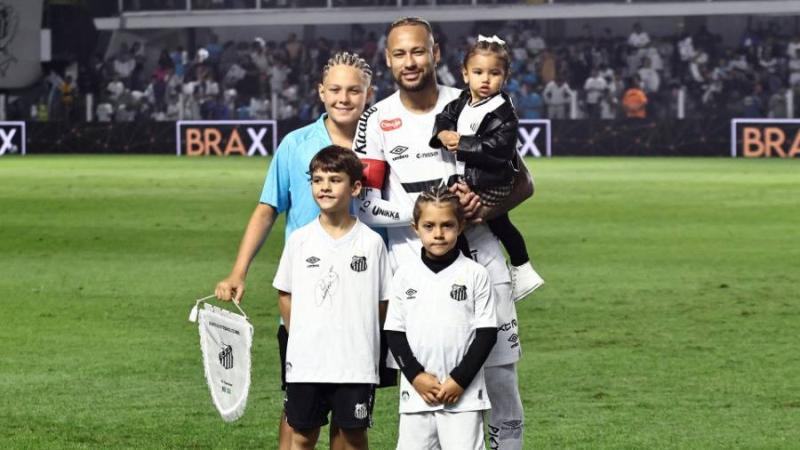 نيمار مع أطفاله الثلاثة وطفل من أقاربه