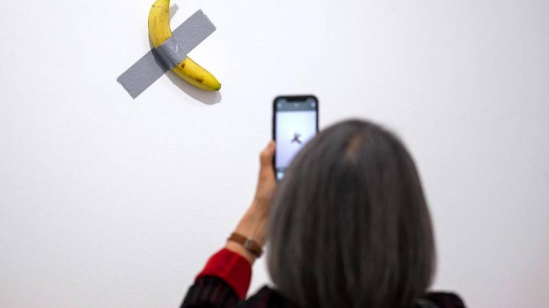 زائرة تلتقط صورة للعمل الفني (أ.ف.ب)