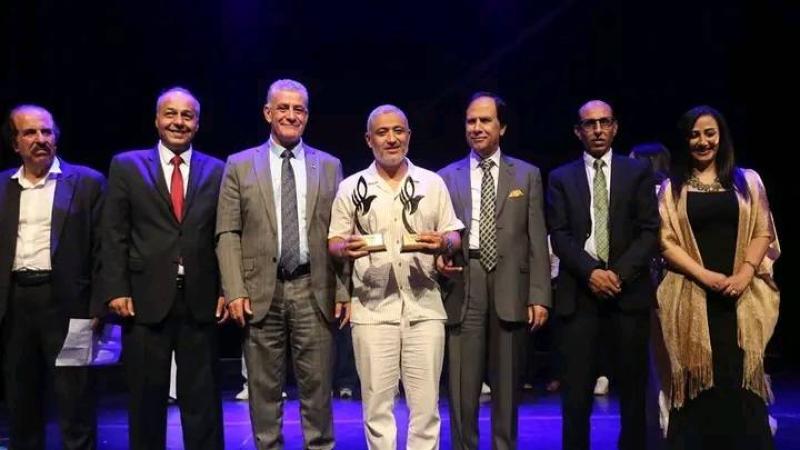 الطاهر بن العربي يتسلم جائزتيّ أفضل مسرحية وإخراج