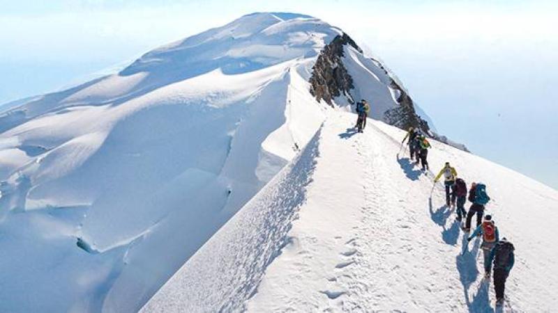 متسلقون على قمة «مون بلان»