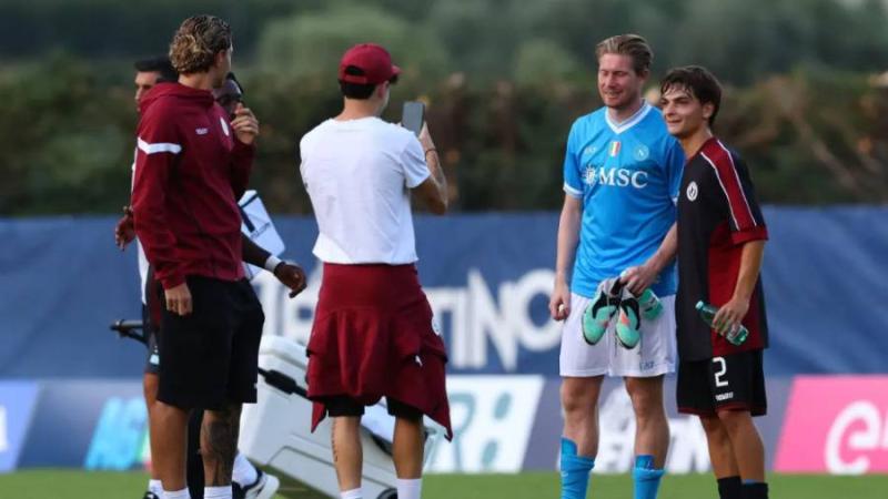 لاعبو فريق درجة ثالثة يهزمون دي بروين ويطلبون التصوير معه