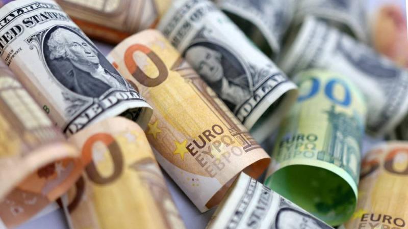 أوراق نقدية باليورو والدولار الأمريكي (أرشيفية)
