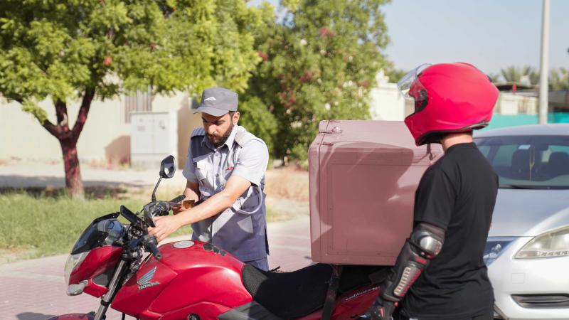 «طرق دبي» تنفّذ عمليات تفتيش على دراجات توصيل الطلبات