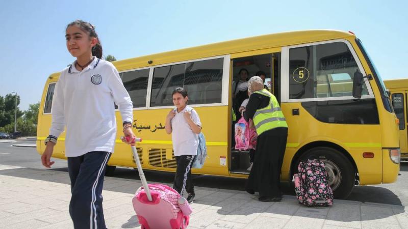 جهود كبيرة على عاتق مشرفات الحافلات (تصوير: محمد السماني) 
