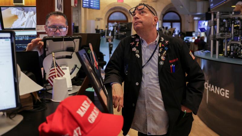 متعاملان في قاعة تداولات بورصة نيويورك (رويترز)