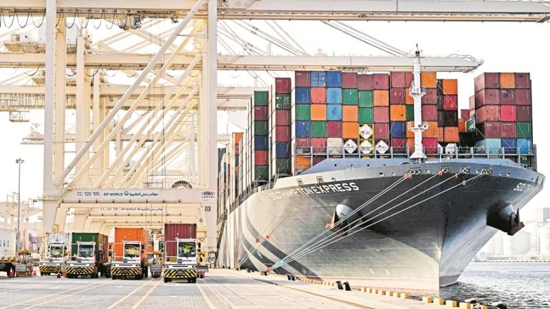 سفينة حاويات ترسو في ميناء جبل علي في دبي (أرشيفية)