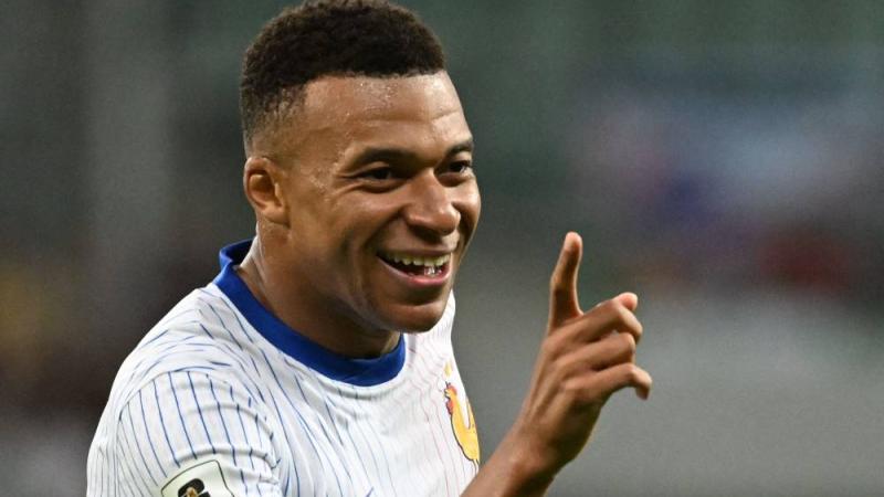 مبابي يحتفل بهدفه في شباك أوكرانيا