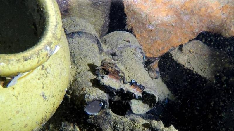 قطع غارقة (أ.ف.ب)