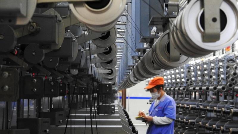 عامل في مصنع صيني