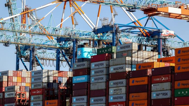 تفريغ سفينة الحاويات ماريبو ميرسك في ميناء بريمنهافن، ألمانيا (رويترز)