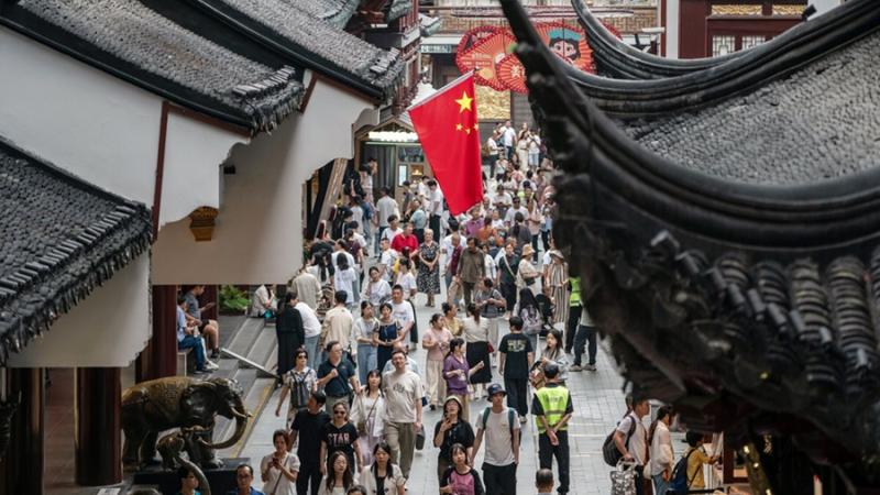 زوار حديقة يو خلال اليوم الوطني الصيني في شنغهاي (بلومبيرغ/ أرشيفية)