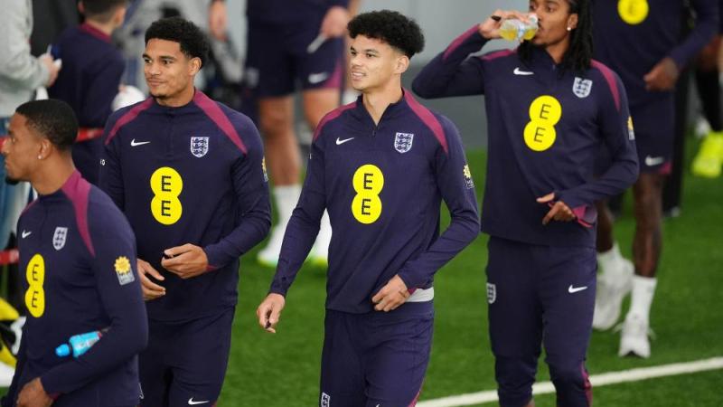 أورايلي( وسط ) في تمرينات إنجلترا لأول مرة