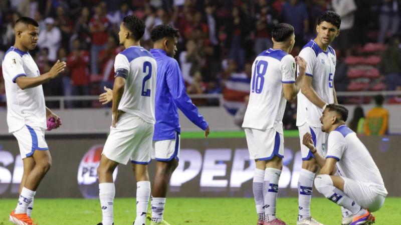 لاعبو نيكاراغوا بعد الهزيمة من كوستاريكا
