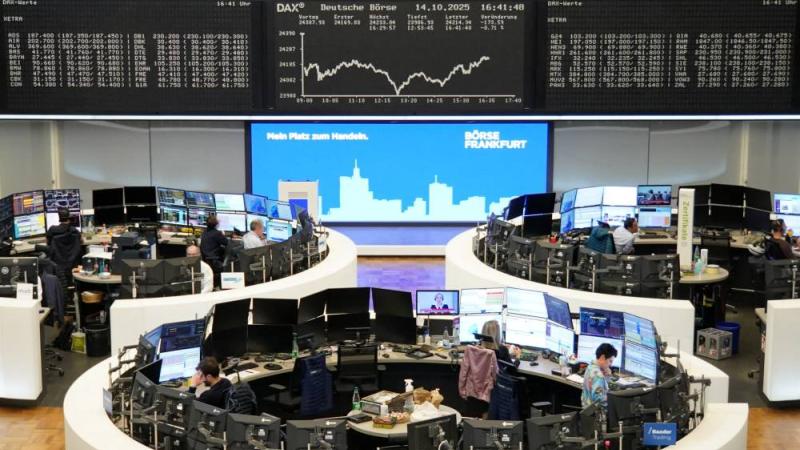 متعاملون في بورصة فرانكفورت (رويترز)