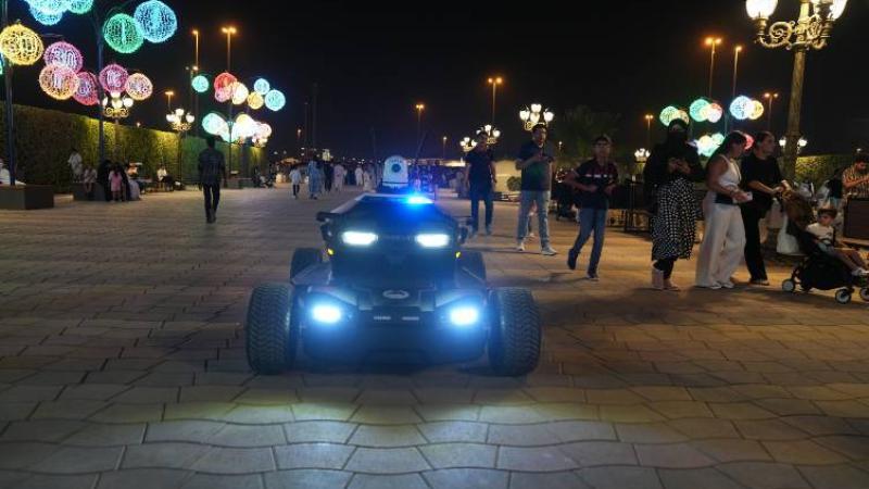 الدورية الروبوتية لشرطة دبي تباشر أولى مهامها في القرية العالمية