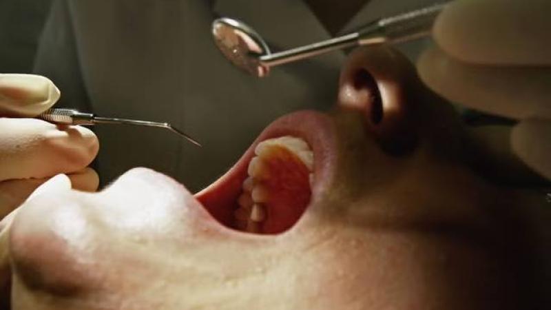 طبيب أسنان يعاين مريضاً