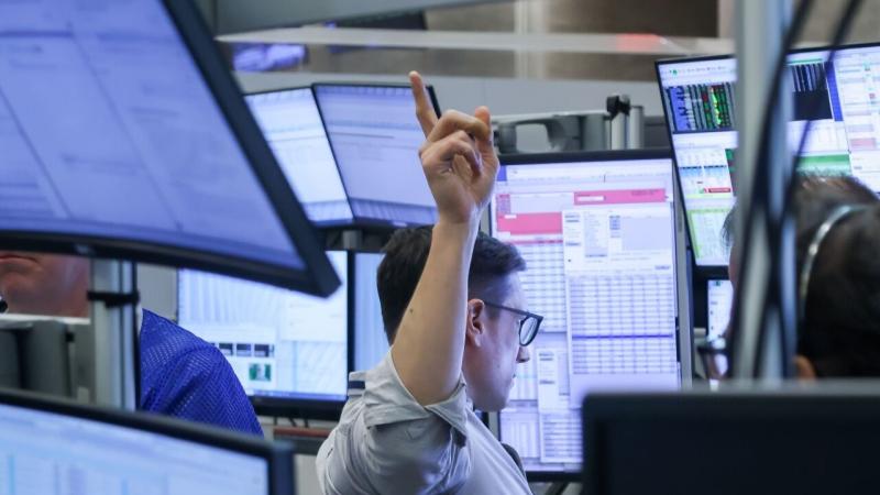 متعامل يطالع شاشات بورصة نيويورك