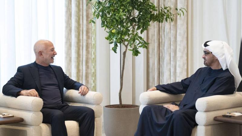 محمد بن زايد ومؤسس أمازون يبحثان توظيف التكنولوجيا في القطاعات الحيوية