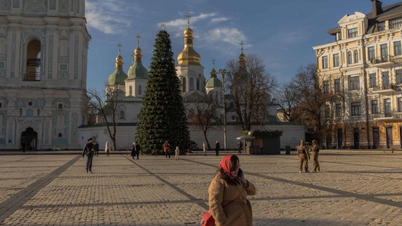 ساحة مزينة بشجرة الميلاد في كييف