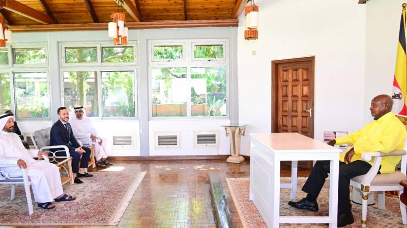 عبدالله العويس والرئيس الأوغندي خلال المباحثات