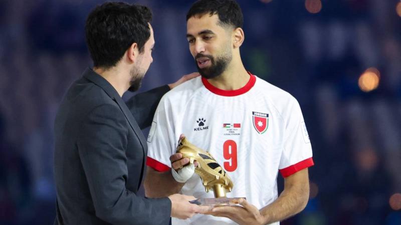 الحسين بن عبدالله يهنئ علي علوان بالحذاء الذهبي