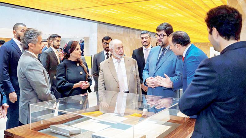  سلطان خلال جولته في الأرشيف بحضور الشيخة بدور وأحمد العامري 