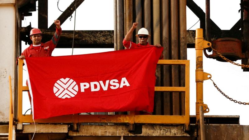 يحملان شعار شركة النفط الحكومية الفنزويلية على منصة في حزام أورينوكو بالقرب من كابروتيكا أنزواتيغي (أرشيفية)