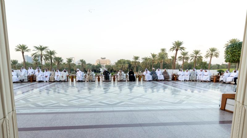 محمد بن راشد يلتقي في قصر زعبيل أعيان البلاد ورجال الأعمال والمستثمرين