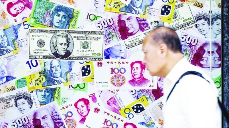يمر أمام أحد محلات الصرافة في بكين