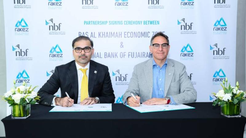 أثناء توقيع الاتفاقية