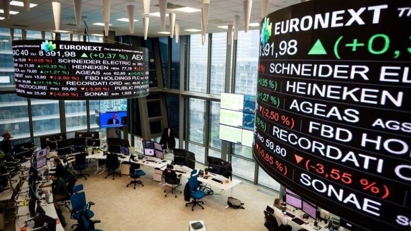 بيانات تداول الأسهم في مقر بورصة يورونكست في حي لا ديفانس التجاري بباريس (بلومبيرغ)