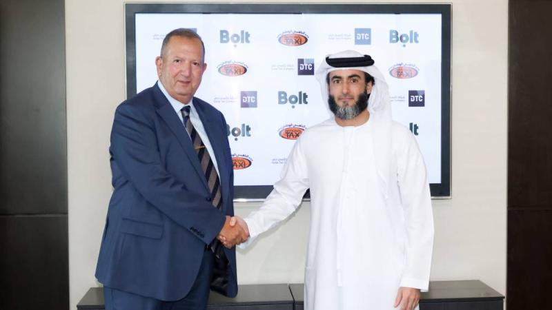 منصور الفلاسي وتوفيق متري بعد توقيع الشراكة