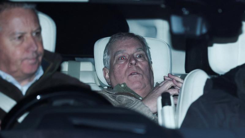 أندرو وينسور في السيارة لدى خروجه من مركز الشرطة